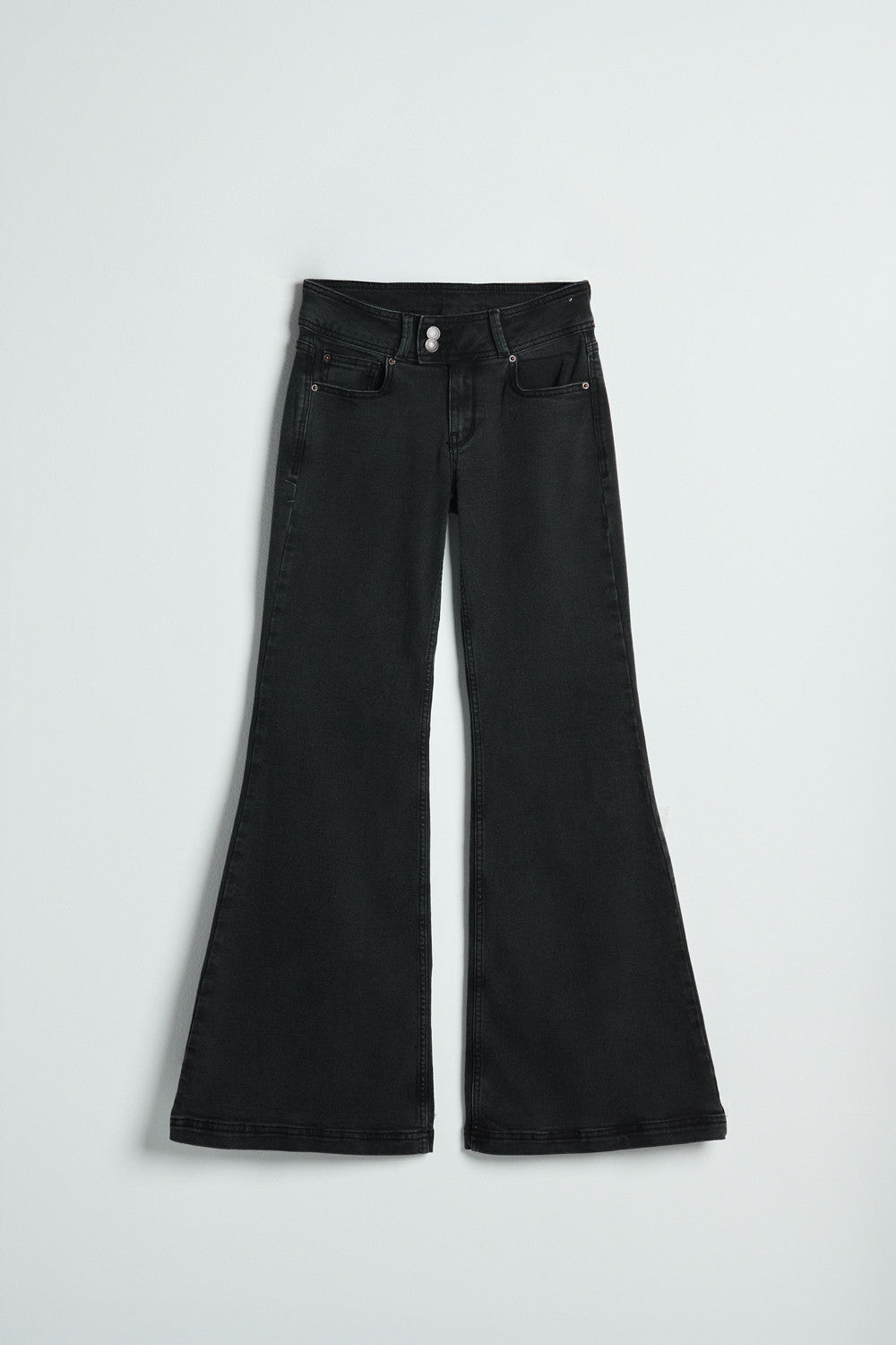KOAJ PANTALON KOAJ JEAN FLARE 31481 2/26 by KOAJ, a pair of black high-waisted flared jeans displayed flat on a light gray background, features front pockets, a button and zipper closure, and wide legs—a timeless retro mujer style ideal for the modern wardrobe.