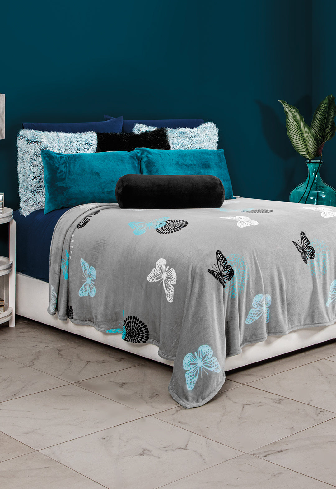 El Cobertor Capullo, Es un hermoso cobertor con un diseño de mariposas de tonos azules y negros con un delicado fondo Gris.