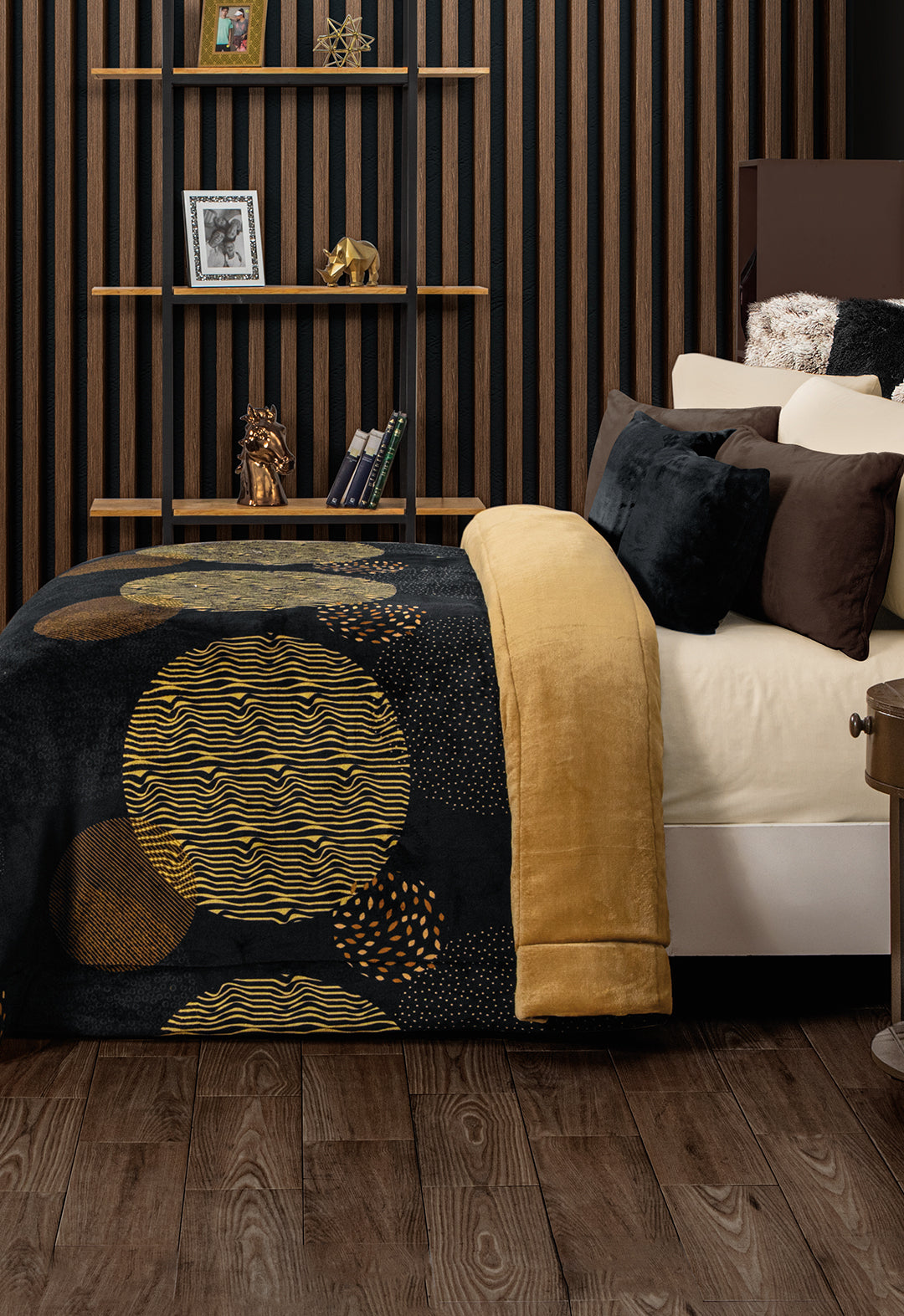 Cobertor Cobre, Es un hermoso cobertor con un diseño moderno de figuras circulares de tonos cobre y fondo negro