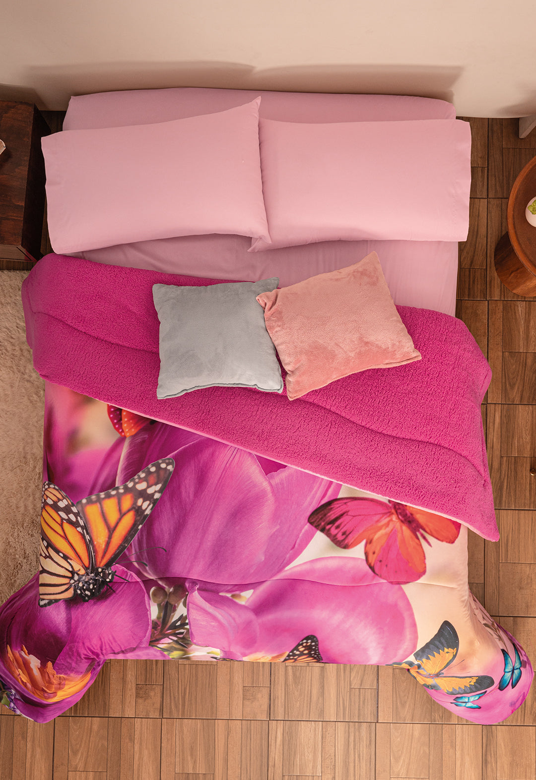 El Cobertor Mariposa, es un cobertor con un diseño hermosos con mariposas de colores&nbsp; y fondo de diseño floral Fushia.