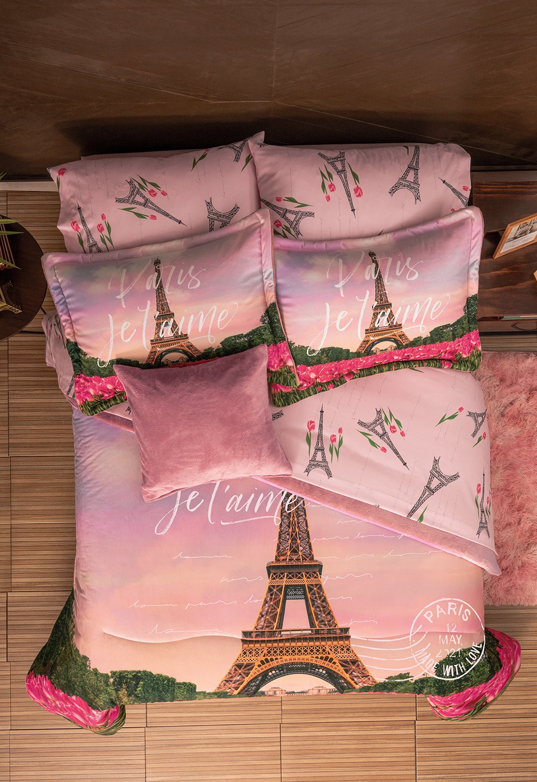 El Coordinado de Cobertor Supreme Romantique, es un hermoso cobertor de tonos Rosa, con diseños florales y estampado con la torre eiffel.