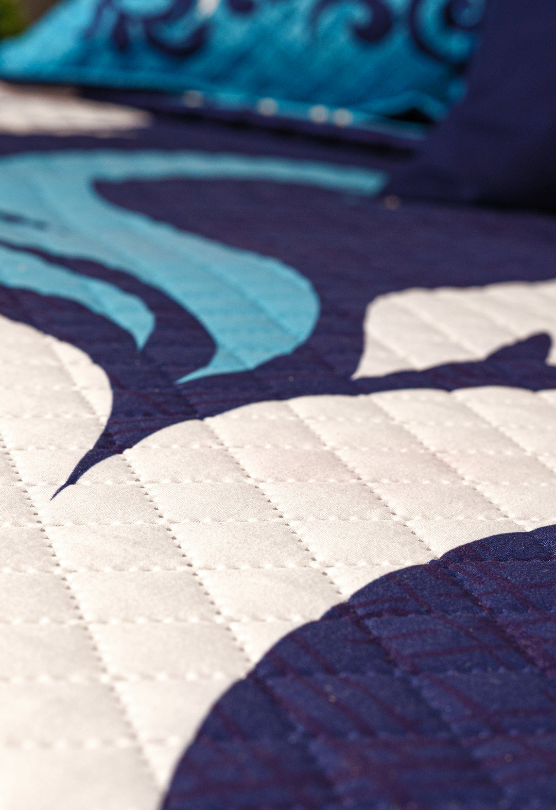 El Coordinado de Colcha Cobalto, Es un hermoso juego de color blanco y tonos azules, con un hermoso diseño capitonado sin hilos, incluye juego de sabanas y cojin.