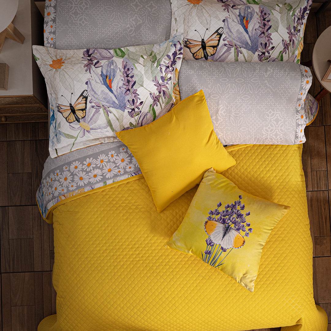 El coordinado de Colcha Hotelera Daisy, es un completo juego color amarillo y hermosos diseños florales de difernetes colores
