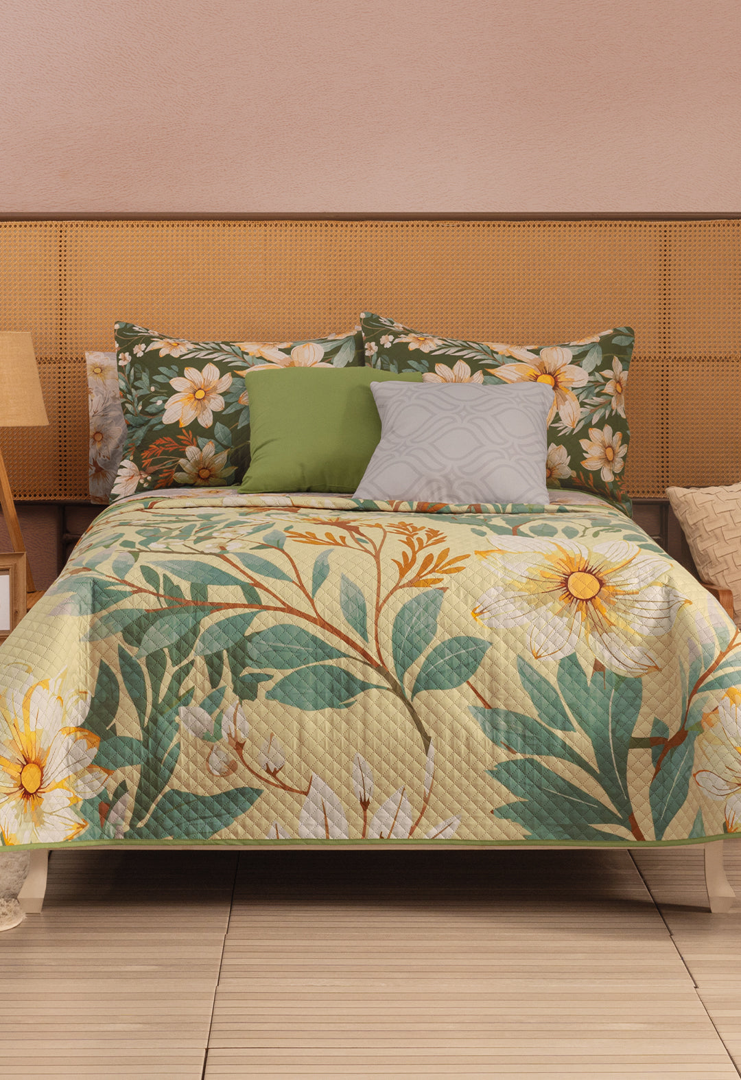 El Coordinado de Colcha Tifanny, con tonos verdes y amarillos, hermosos diseños florales y ademas incluye cojines.