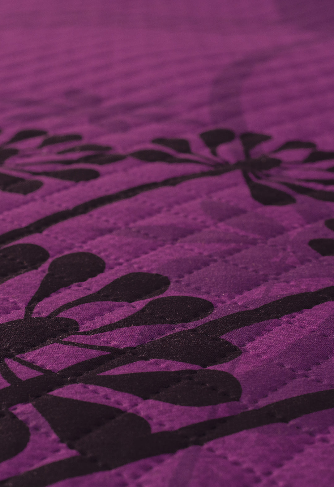 El Coordinado de Colcha Hotelera Violeta, es un completo juego de tonos violeta y un hermosos diseños de dientes de leon.
