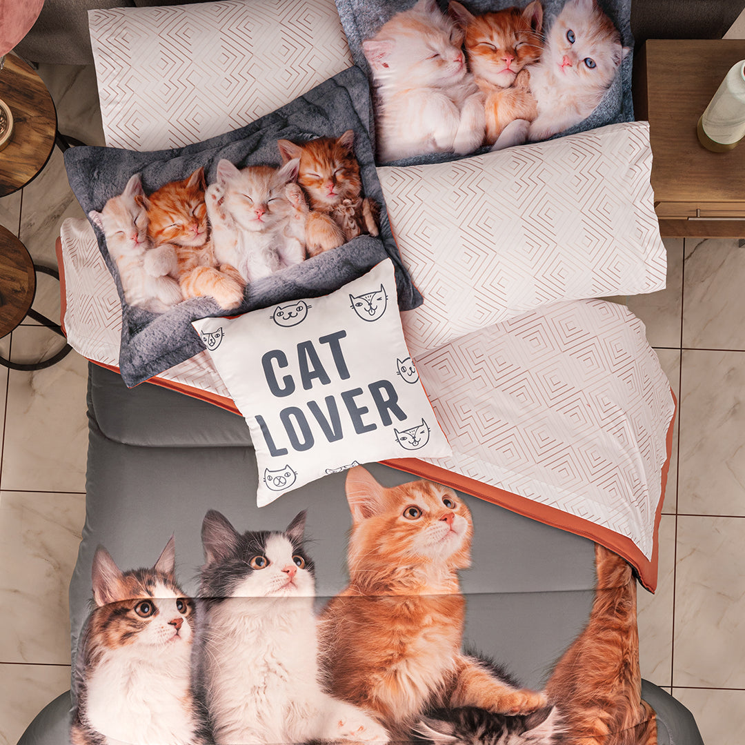 El coordinado de edredón Cat Lover, es un hermoso edredón de colores gris y blanco, con detalles anaranjados y un hermoso estampado de gatos.