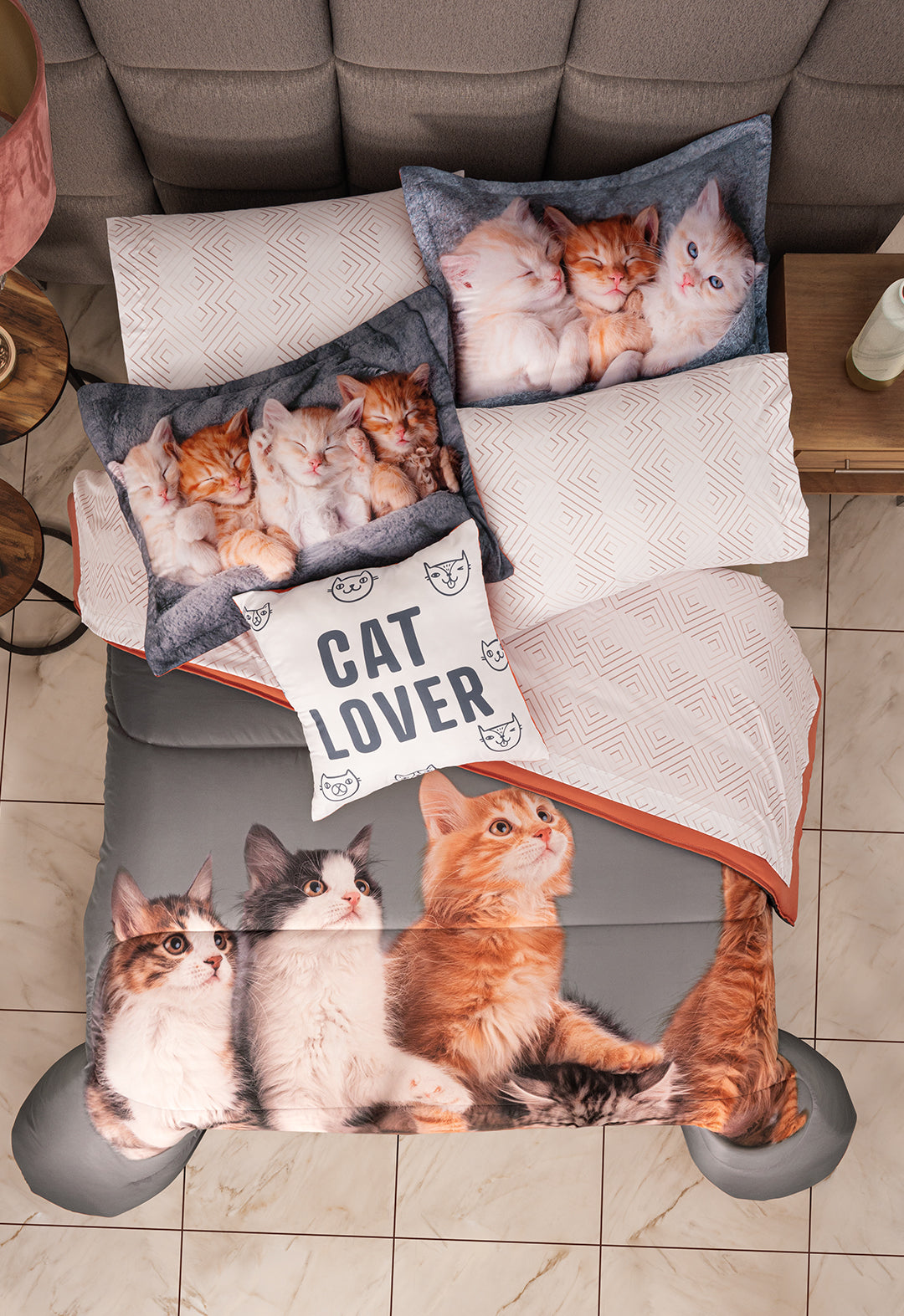 El coordinado de edredón Cat Lover, es un hermoso edredón de colores gris y blanco, con detalles anaranjados y un hermoso estampado de gatos.