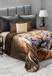 A modern bedroom features a bed covered with the Cobertor Digital Ultra Suave Bengala by Intima Hogar, showcasing a realistic animal print. Earth-tone pillows add warmth; a side table holds a lamp, clock, and decor atop white marble floors.