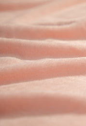 Close-up of the Cobertor Flannel Ligero Ontario Rosa by Intima Hogar, featuring soft, light pink fabric with gentle folds. The plush texture and lightweight design make it perfect for a cozy night or a light cover.