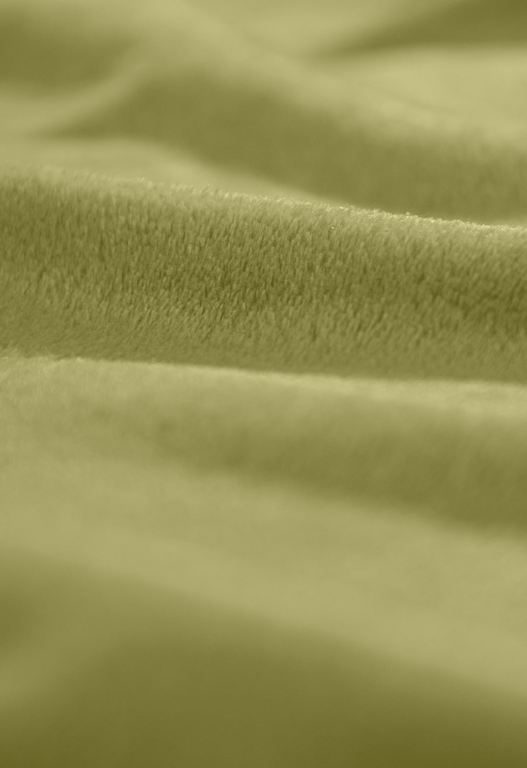 A close-up of the Intima Hogar Cobertor Flannel Ligero Ontario Verde shows its soft, light green fabric with a velvety texture, gentle folds, and plush surface for lasting comfort.