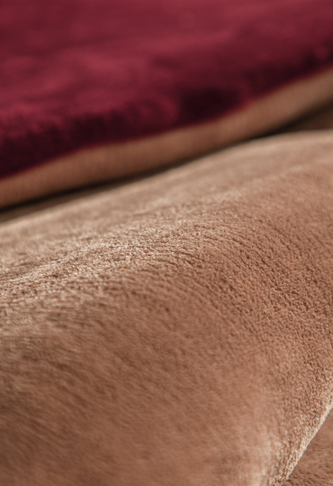 Close-up of the Cobertor Flannel Extra Suave Viñedo by Intima Hogar, highlighting its taupe and burgundy plush fabric with a velvety texture—ideal as a cozy cobertor de invierno or franela extra suave.