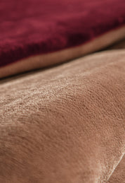 Close-up of the Cobertor Flannel Extra Suave Viñedo by Intima Hogar, highlighting its taupe and burgundy plush fabric with a velvety texture—ideal as a cozy cobertor de invierno or franela extra suave.