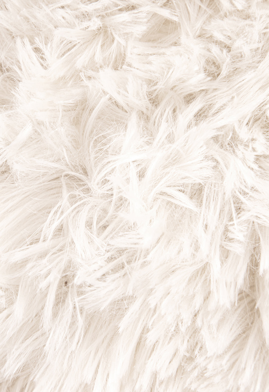 Close-up of the Cobertor Platinum Extra Suave Iglú by Intima Hogar, showing long, fluffy white faux fur fibers with a soft, wavy texture. The cozy appearance evokes warmth and comfort, reminiscent of franela.