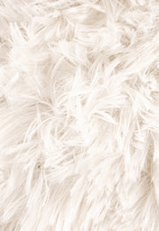 Close-up of the Cobertor Platinum Extra Suave Iglú by Intima Hogar, showing long, fluffy white faux fur fibers with a soft, wavy texture. The cozy appearance evokes warmth and comfort, reminiscent of franela.