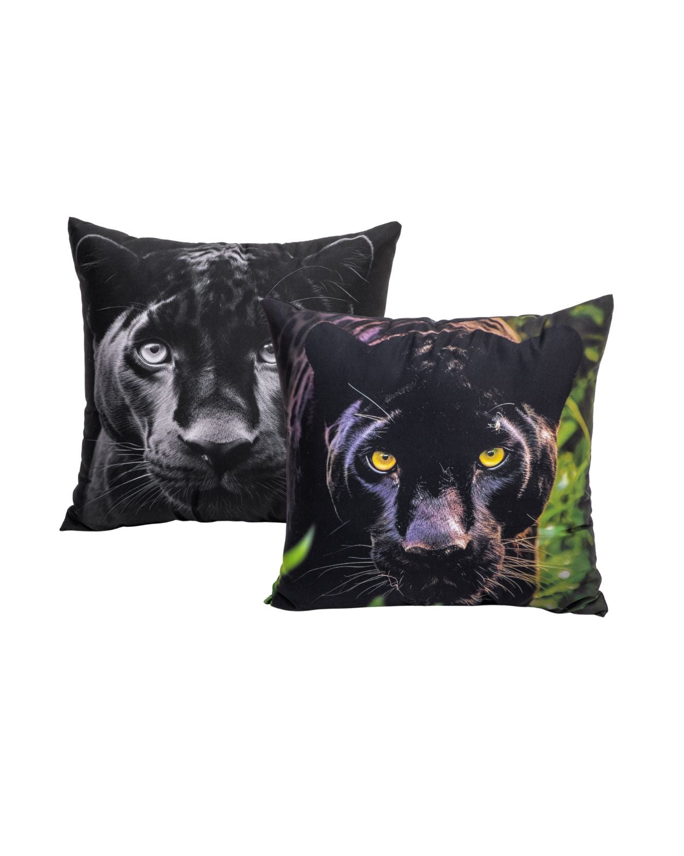 Juego de dos cojines Cojín Estampado Black Panther de Intima Hogar: uno con pantera en blanco y negro, otro en color con fondo de follaje, ambos de diseño llamativo para darle un toque salvaje a tu hogar.