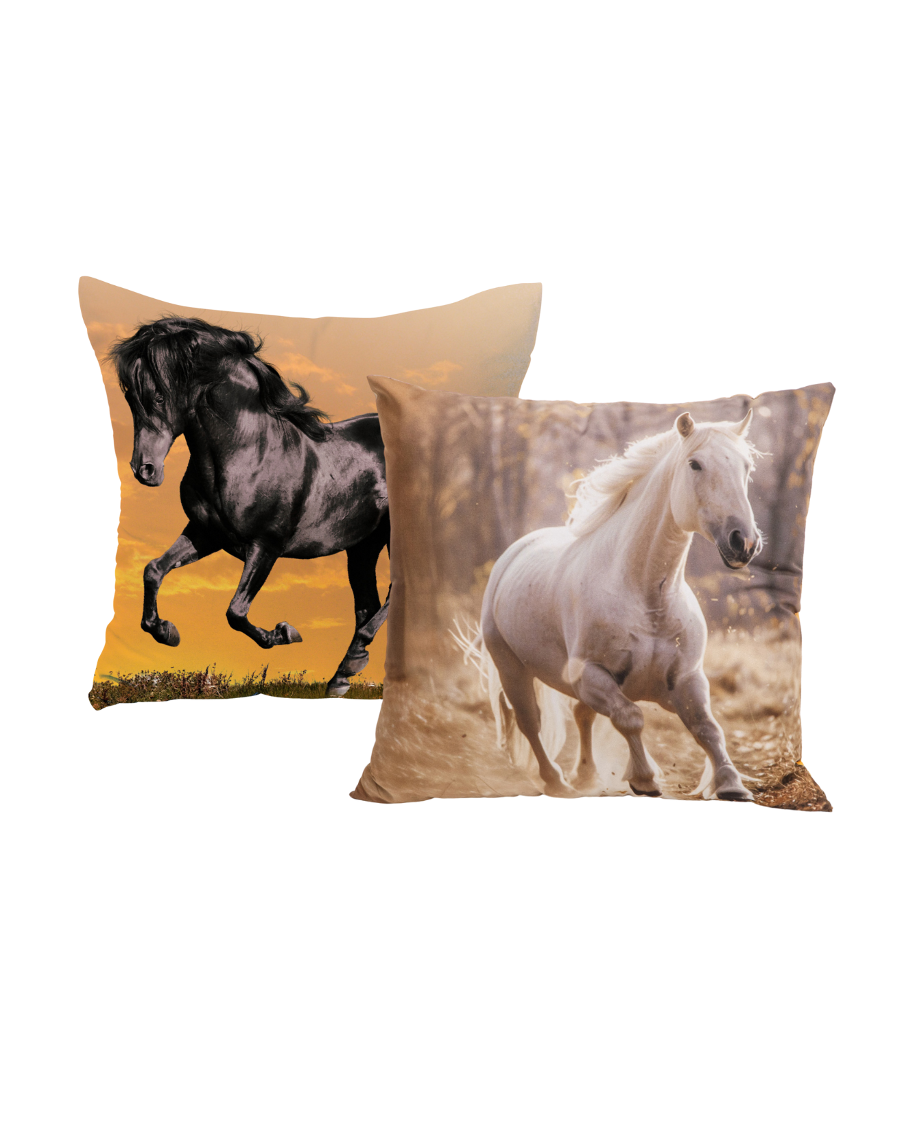 Añade estilo a tu cama con el set Cojín Estampado Caballo de Intima Hogar: una almohada muestra un caballo negro al atardecer y la otra, un caballo blanco galopando bajo el sol en plena naturaleza.