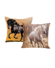 Añade estilo a tu cama con el set Cojín Estampado Caballo de Intima Hogar: una almohada muestra un caballo negro al atardecer y la otra, un caballo blanco galopando bajo el sol en plena naturaleza.
