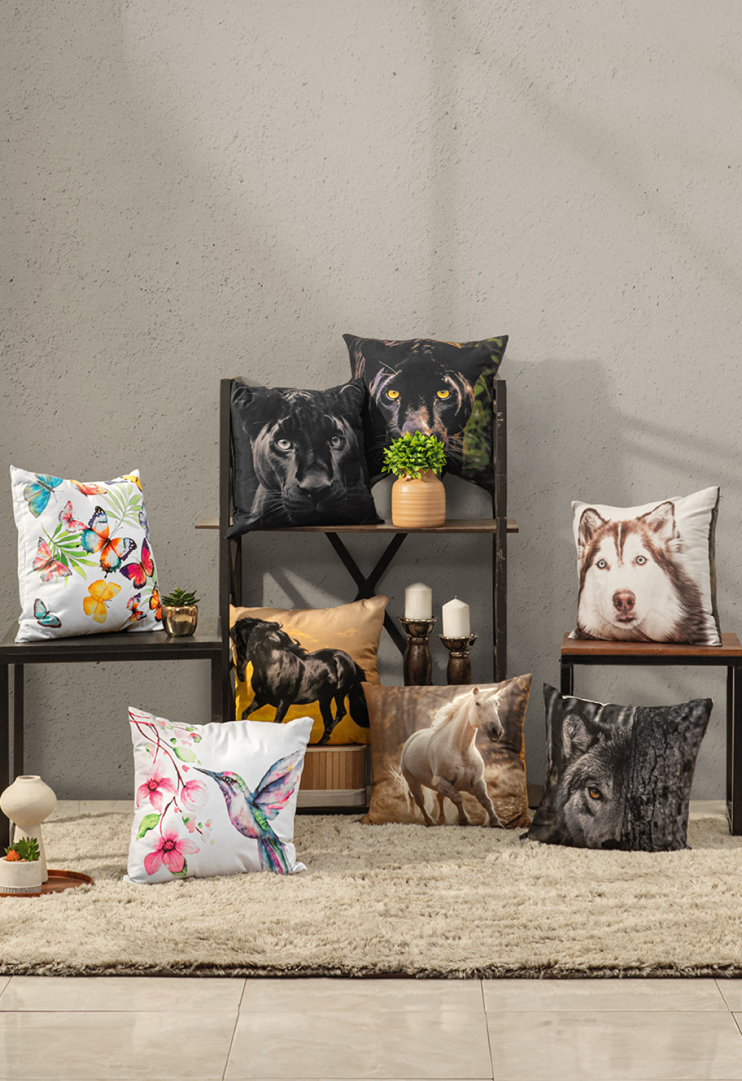 A cozy living room with cojines decorativos, including Intima Hogar's Cojín Estampado Caballo, plus animal and floral designs, all arranged on shelves and a beige rug against a textured wall.
