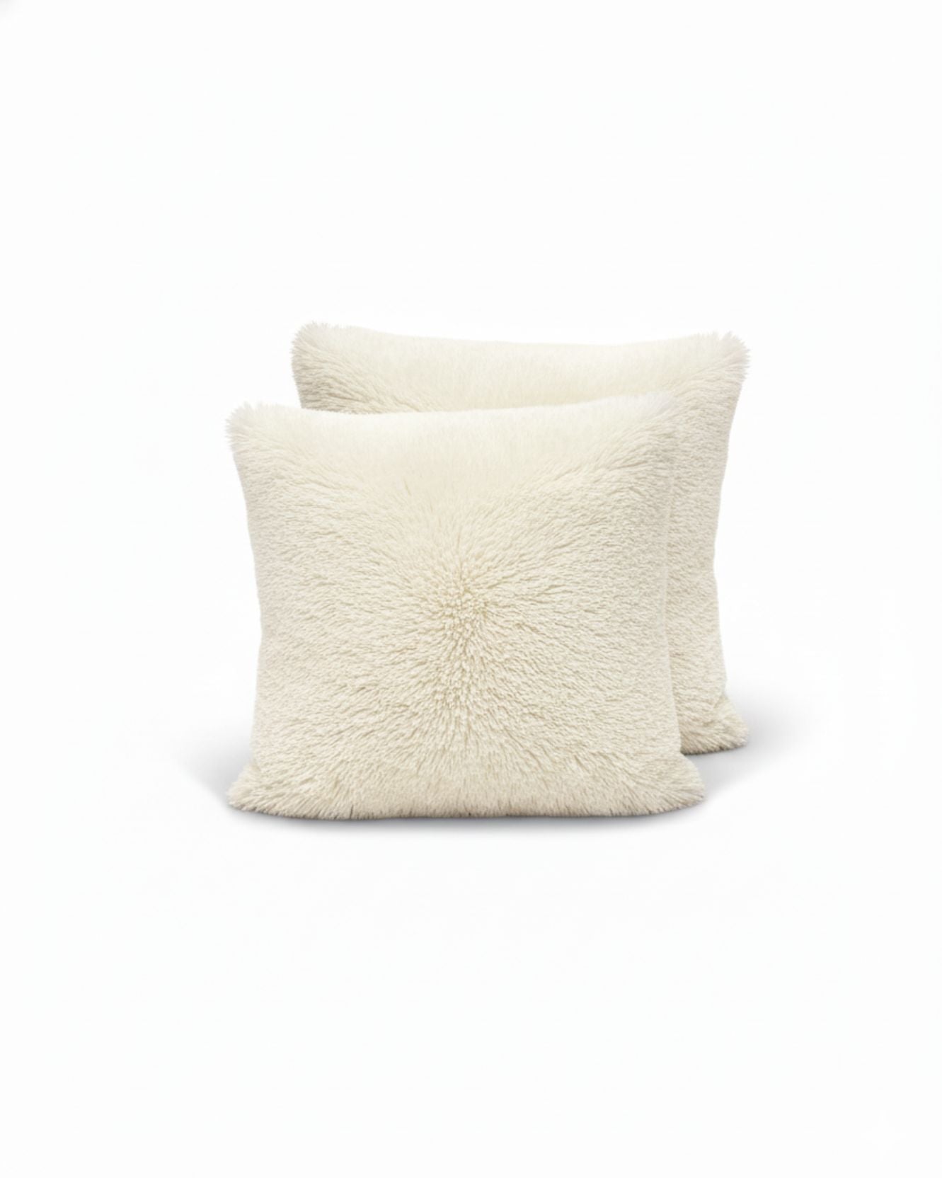 Dos cojines cuadrados off-white del Juego de Cojines de Lujo Iglú de Intima Hogar, con textura suave y esponjosa, están apilados y se superponen ligeramente sobre un fondo blanco.