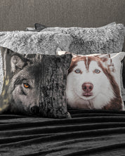 On the bed, two Intima Hogar Cojín Estampado Lobo decorative pillows make a visual statement: one displays a lobo’s face with a tree motif, the other shows a husky close-up. Fluffy gray pillows enhance the look in the background.