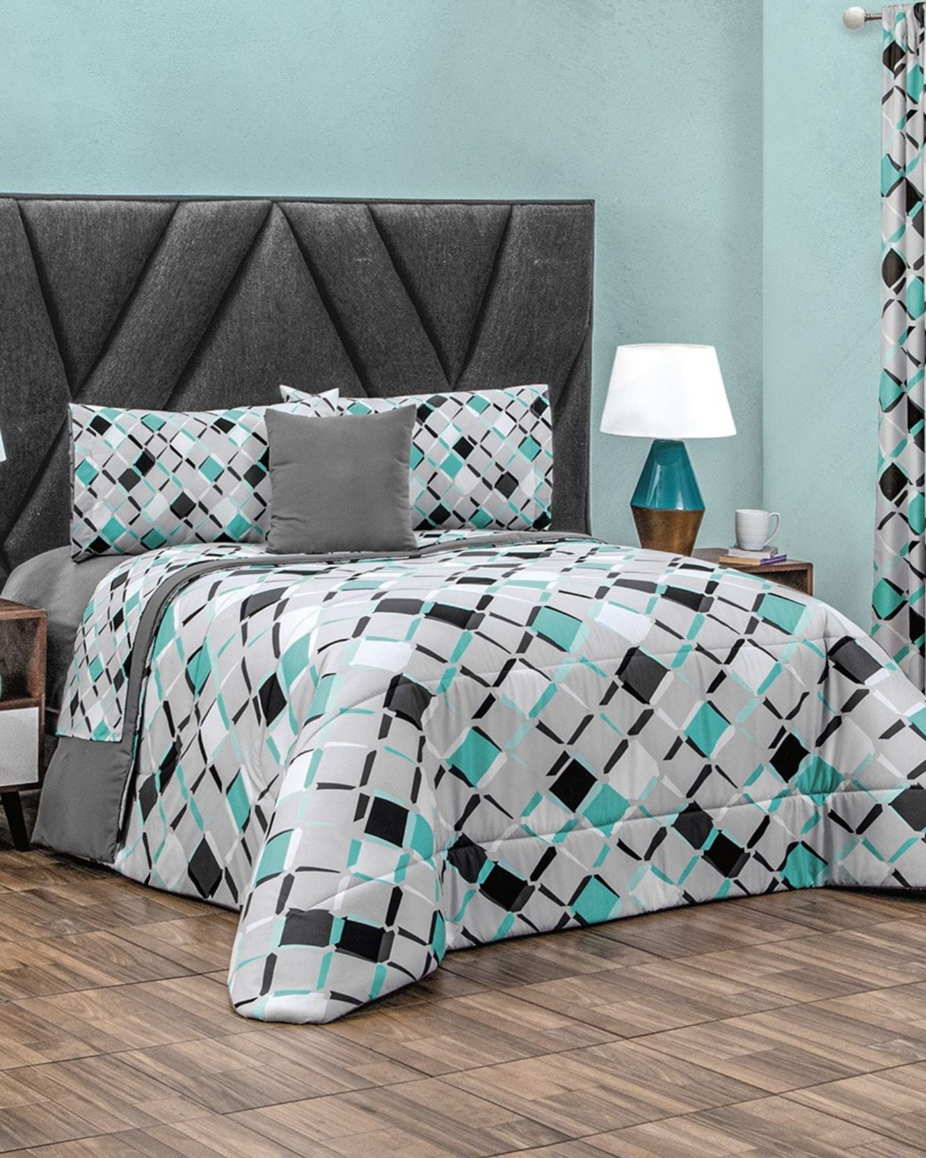 A modern bedroom features the Coordinado de Edredón Super Suave Evan de Intima Hogar, con diseño de rombos en blanco, negro y aqua, almohadas a juego, cabecera gris, piso de madera y detalles aqua en paredes y cortinas.