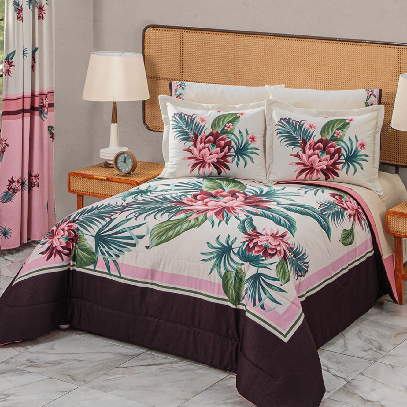 A neatly made bed features the Intima Hogar Coordinado de Edredón Super Suave Nadia in pink, green, and white. A wicker headboard, matching pillows, funda decorativa, wooden nightstands, lamp, clock, tiled floor, and floral curtains complete the cozy room.