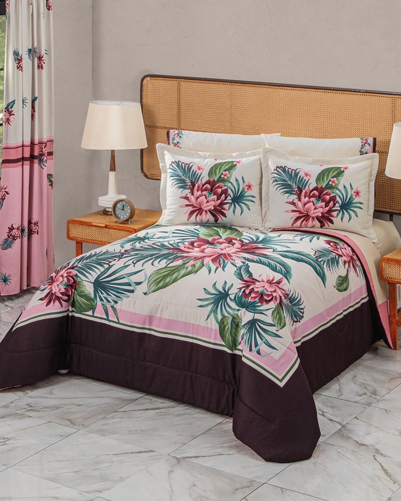 A neatly made bed features the Intima Hogar Coordinado de Edredón Super Suave Nadia in pink, green, and white. A wicker headboard, matching pillows, funda decorativa, wooden nightstands, lamp, clock, tiled floor, and floral curtains complete the cozy room.