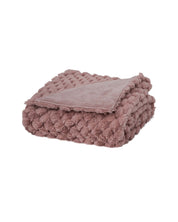 La Frazada de Lujo Aruba de Intima Hogar en palo rosa ofrece textura ligera mauve con diseño bobble-knit por un lado y tela suave por el otro, ideal para decoración de habitación.