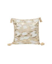 La Funda de Cojín Casablanca de Intima Hogar, con patrón abstracto beige y blanco y borlas en las esquinas, añade elegancia natural a cualquier espacio sereno.