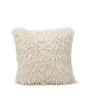 La Funda de Cojín Kawasaki de Intima Hogar, cuadrada y cubierta de suave felpa sintética color crema, brinda una textura envolvente sobre fondo blanco.