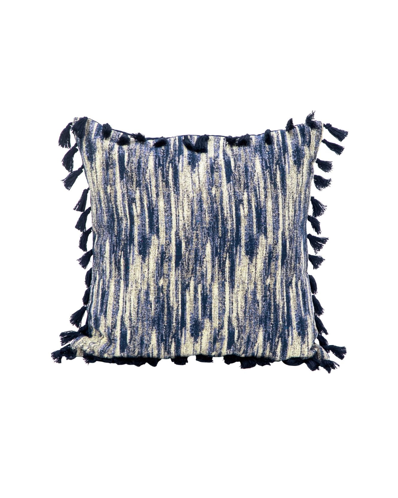 La funda de cojín Marrakech de Intima Hogar luce un diseño abstracto en azul y crema con rayas verticales y pequeños flecos azules, ideal para dar un toque elegante y artesanal a cualquier espacio.