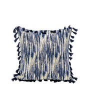 La funda de cojín Marrakech de Intima Hogar luce un diseño abstracto en azul y crema con rayas verticales y pequeños flecos azules, ideal para dar un toque elegante y artesanal a cualquier espacio.