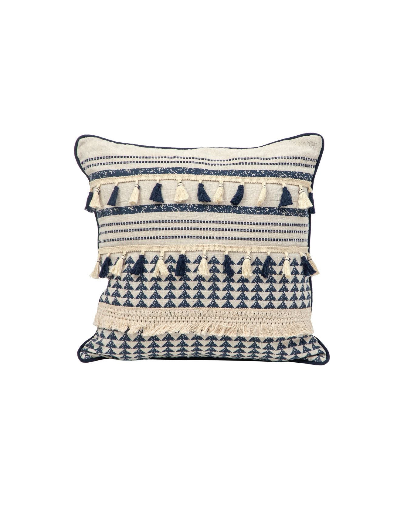 La funda de cojín Meknes de Intima Hogar presenta fondo crema, patrones geométricos azul marino y crema, filas texturizadas y borlas decorativas. Inspirada en la decoración marroquí, aporta un toque boho moderno a tu hogar.