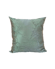 La Funda de Cojín Osaka de Intima Hogar luce texturas verdes con pliegues y patrones de hojas, ideal para añadir un toque único a tu decoración. Se presenta sobre fondo blanco.