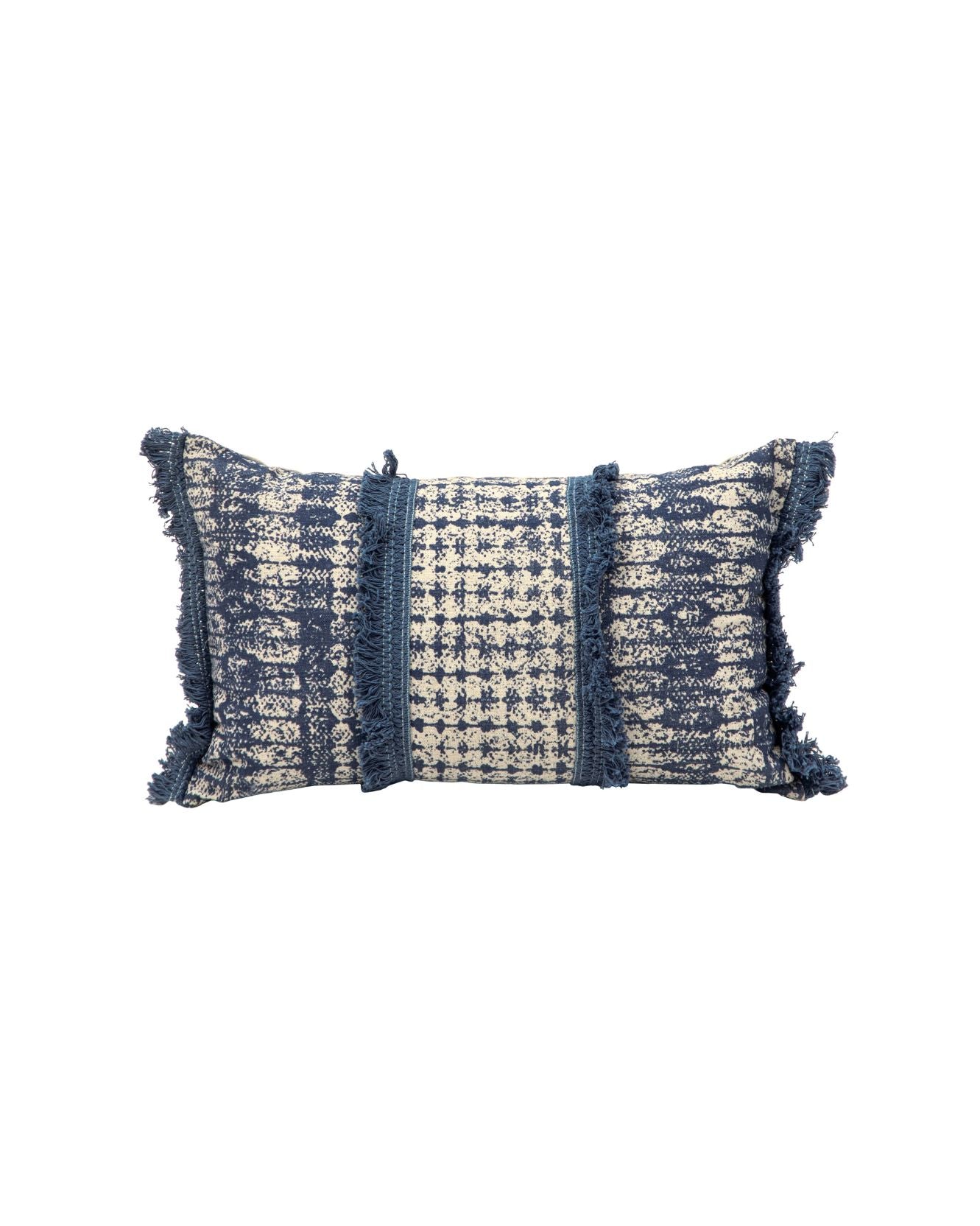 Funda de Cojín Rabat de Intima Hogar: funda rectangular con diseño jaspeado azul y blanco, dos franjas azules verticales y flecos laterales, ideal para dar un toque único a tu decoración.