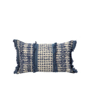 Funda de Cojín Rabat de Intima Hogar: funda rectangular con diseño jaspeado azul y blanco, dos franjas azules verticales y flecos laterales, ideal para dar un toque único a tu decoración.