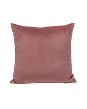 The Funda de Cojín Sakai by Intima Hogar is a square pink velvet pillow cover with a patrón en espiga. It features slightly pointed corners and a smooth, soft textura piel de durazno, shown against a white background.