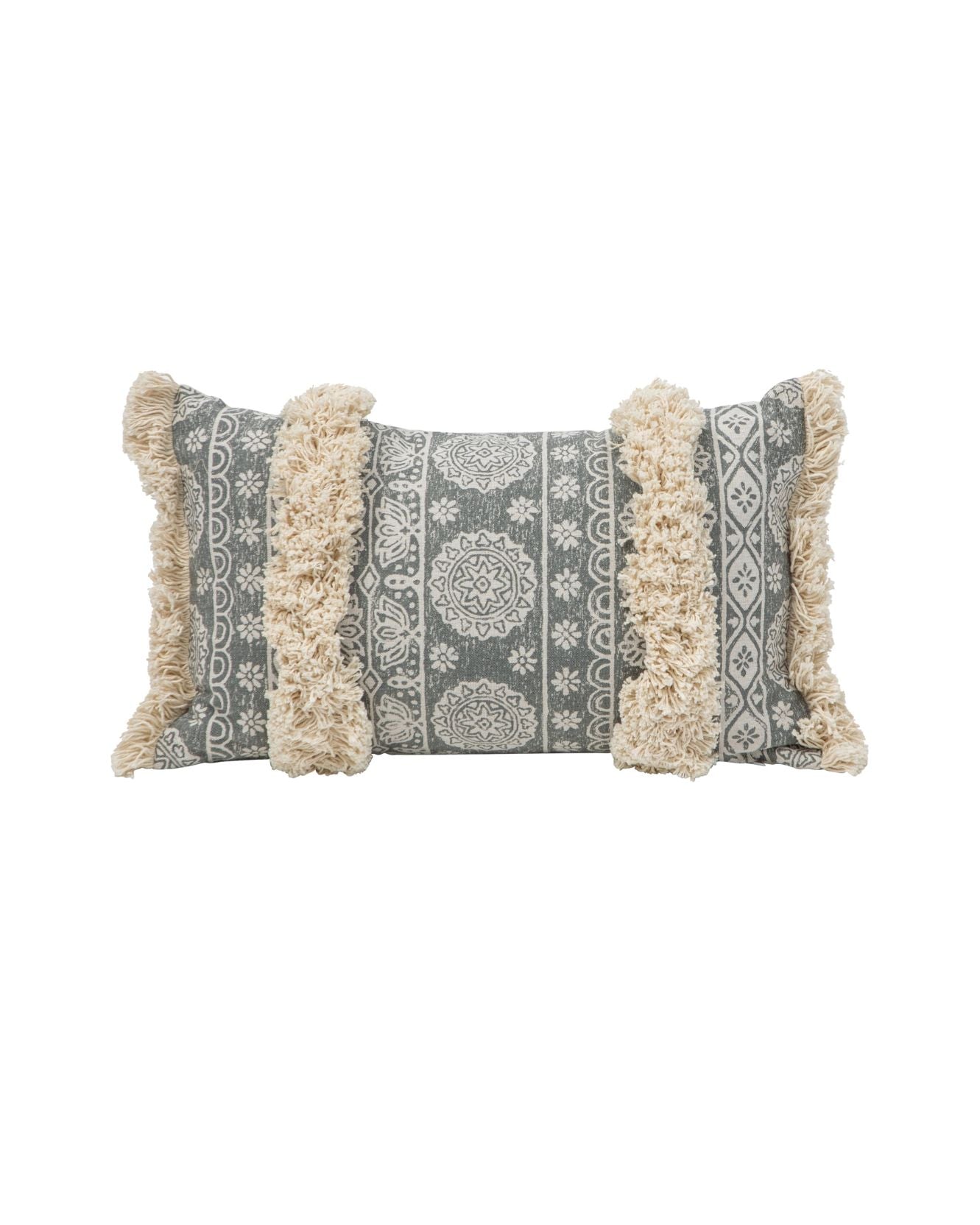 The Funda de Cojín Yadida by Intima Hogar is a rectangular pillow cover with gray and white estampados decorativos and two wide, textured beige franjas con flecos running vertically across the front.