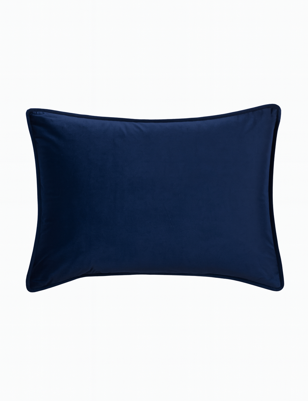 The Funda de Almohada Ensueño Azul Marino de Intima Hogar es rectangular, con superficie suave y color azul marino, ideal para aportar una sensación de frescura a cualquier habitación. Se muestra sobre fondo blanco.