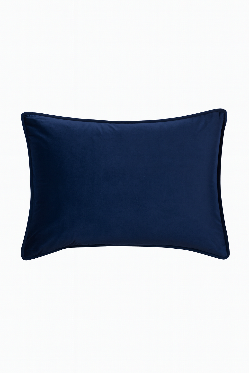 The Funda de Almohada Ensueño Azul Marino de Intima Hogar es rectangular, con superficie suave y color azul marino, ideal para aportar una sensación de frescura a cualquier habitación. Se muestra sobre fondo blanco.