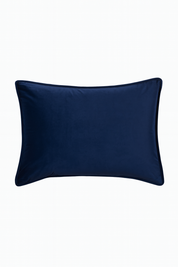 The Funda de Almohada Ensueño Azul Marino de Intima Hogar es rectangular, con superficie suave y color azul marino, ideal para aportar una sensación de frescura a cualquier habitación. Se muestra sobre fondo blanco.