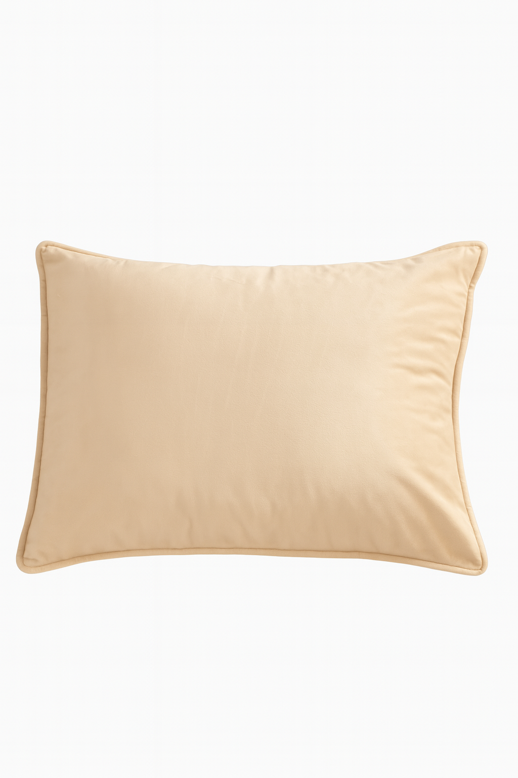 La Funda de Almohada Ensueño Beige de Intima Hogar presenta un diseño rectangular en tono claro, superficie suave y ribete elevado, ideal para aportar elegancia a cualquier habitación. Se muestra sobre fondo blanco.