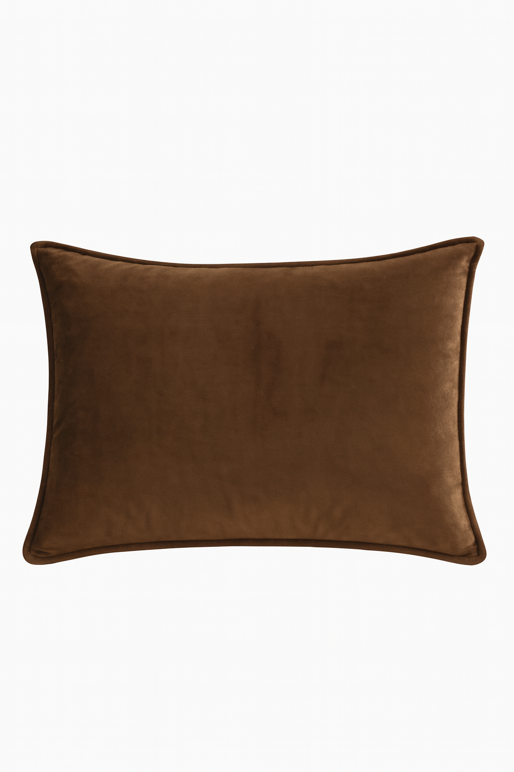 La Funda de Almohada Ensueño Café de Intima Hogar, en terciopelo marrón con bordes redondeados, es perfecta para dar un toque elegante a tu habitación o decorar la cama. Se muestra sobre fondo blanco.