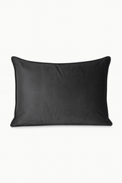 La Funda de Almohada Ensueño Gris Oxford de Intima USA, presentada sobre fondo blanco, es ideal para dar un toque de elegancia y confort a cualquier habitación o cama.