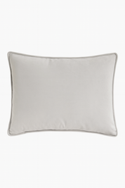 The Funda de Almohada Ensueño Gris by Intima Hogar is a white, rectangular pillowcase with elegant grey edging—ideal para tu cama y el descanso perfecto.
