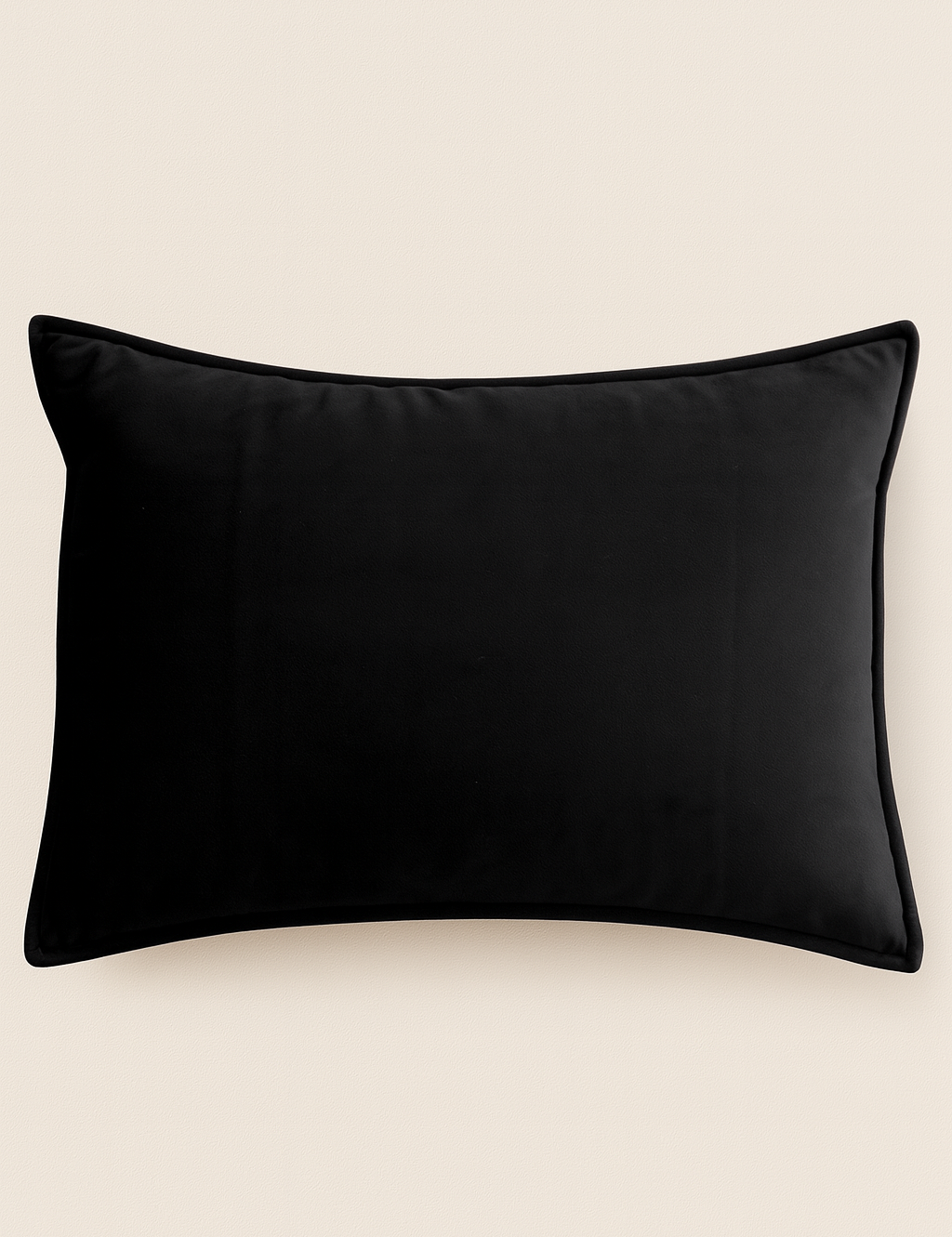 La Funda de Almohada Ensueño Negro de Intima Hogar presenta un diseño rectangular en negro con tela suave y esquinas redondeadas, ideal para descanso elegante en cualquier habitación.