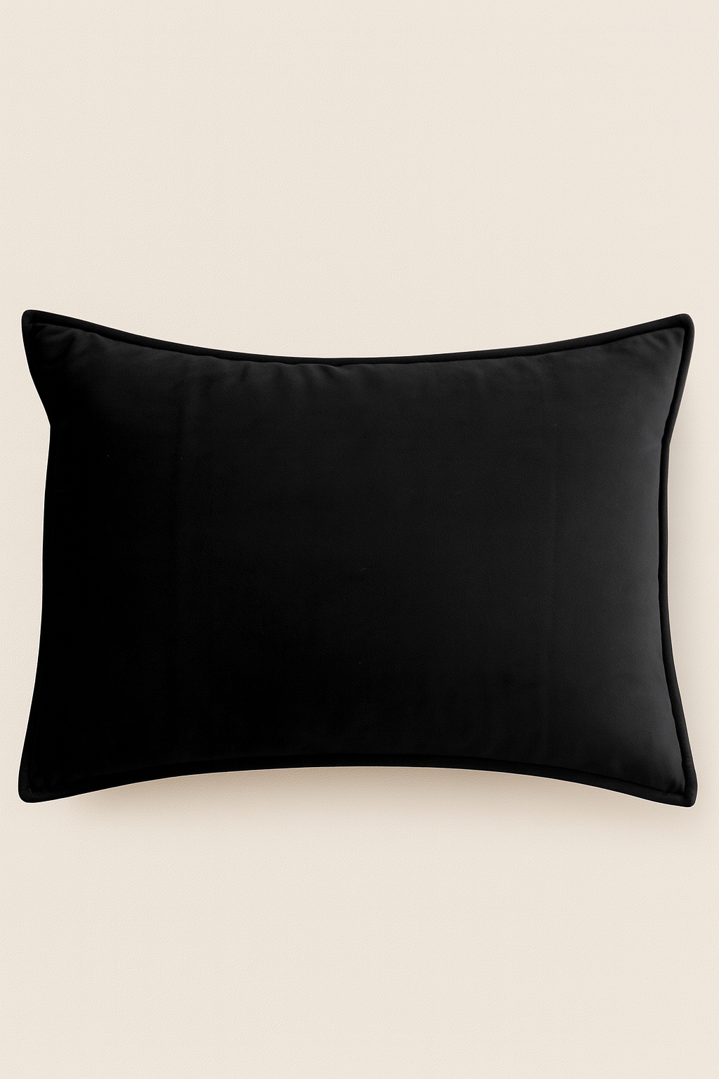 La Funda de Almohada Ensueño Negro de Intima Hogar presenta un diseño rectangular en negro con tela suave y esquinas redondeadas, ideal para descanso elegante en cualquier habitación.