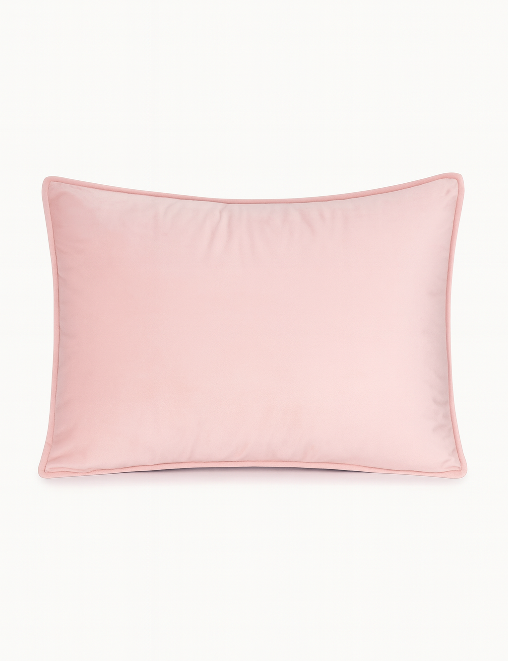 La Funda de Almohada Ensueño Rosa de Intima Hogar, rectangular y de suave textura, en tono rosa claro con ribete rosado más oscuro, es ideal para el descanso en cualquier habitación. Se muestra sobre fondo blanco.