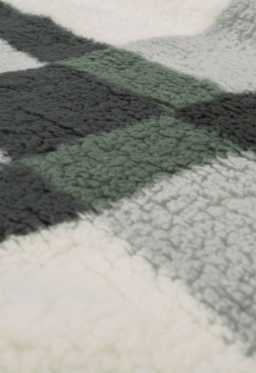 Close-up of the Juego de Cobertor Flannel Ligero Ottawa by Intima Hogar, featuring soft franela fabric in a green, gray, and white plaid pattern—perfect for keeping you cozy and warm during invierno.