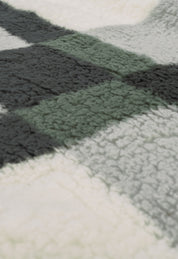 Close-up of the Juego de Cobertor Flannel Ligero Ottawa by Intima Hogar, featuring soft franela fabric in a green, gray, and white plaid pattern—perfect for keeping you cozy and warm during invierno.